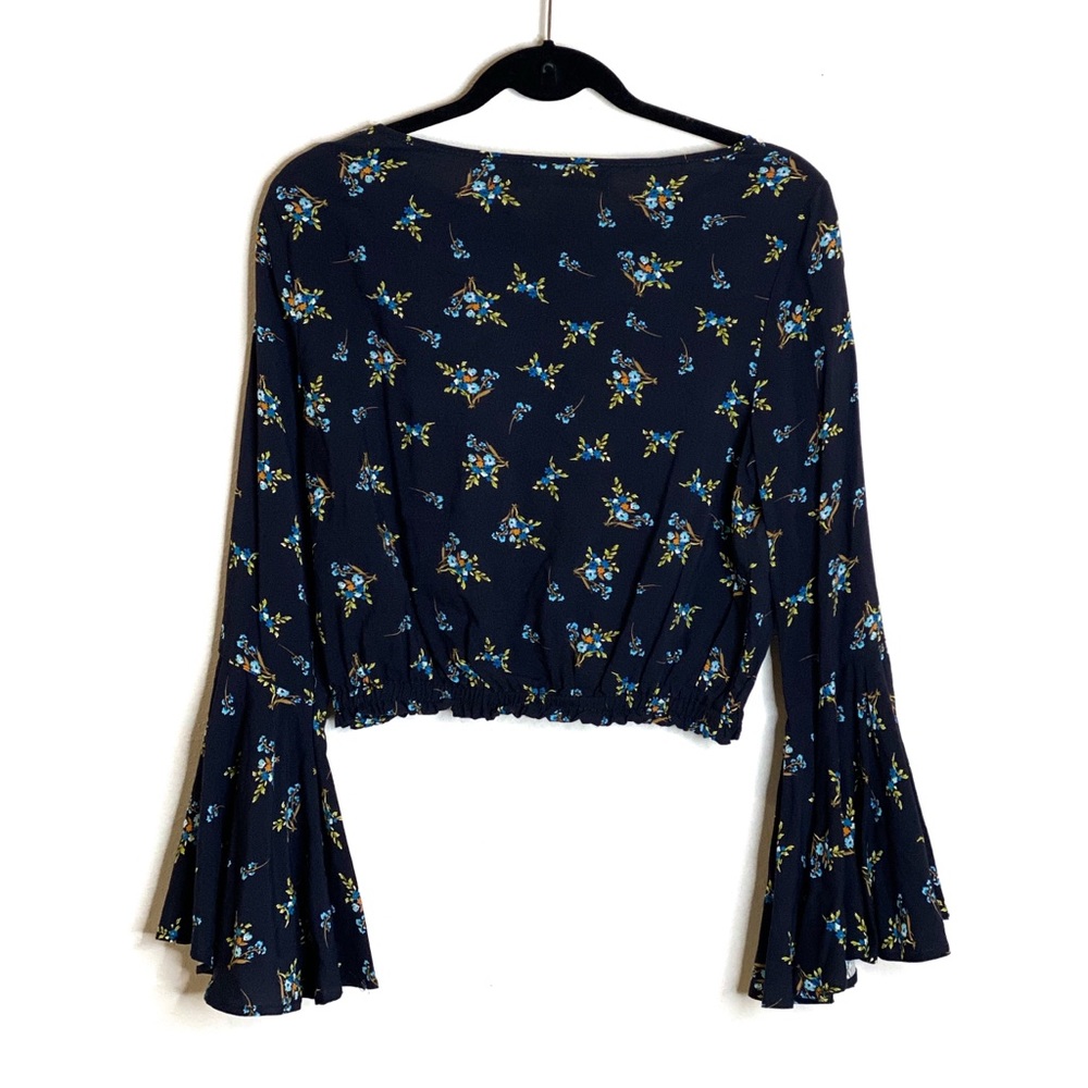 NWT Floral Printed Bell Sleeve Blouse Top - Picture 3 of 4
